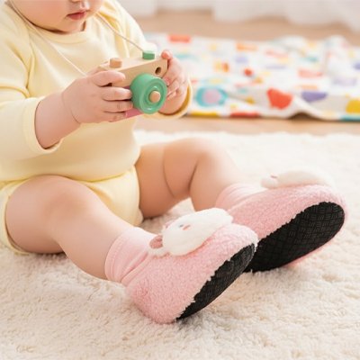 Enfant joue avec chausson bebe lapereau mignon