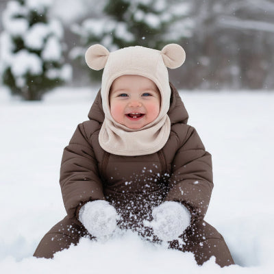 Enfant joue dans neige avec avec cagoule pour bebe polaire