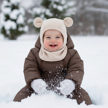 Enfant joue dans neige et cagoule pour bebe polaire