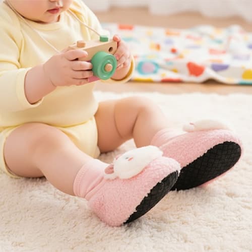 Enfant joue chausson bebe lapereau mignon