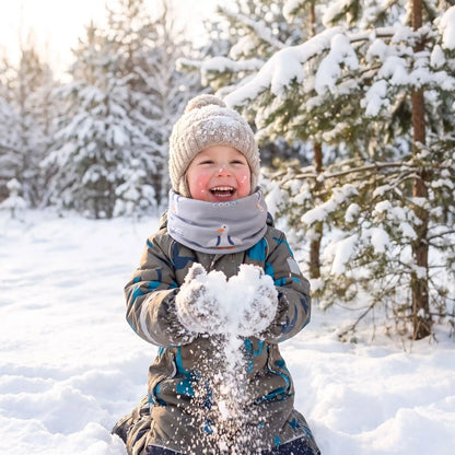 Enfant joue neige avec tour de cou enfant adorable bleu