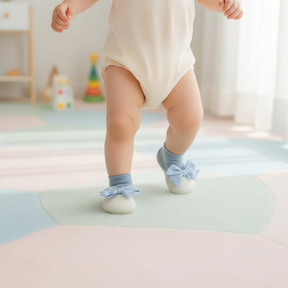 Enfant marche avec chaussure bebe fille boucle souple bleue