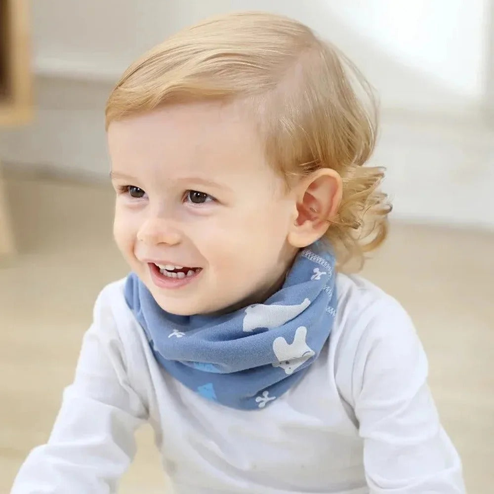 Enfant mignon avec tour de cou pour bebe tout doux