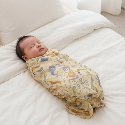 Envelopper bébé dans lange d emmaillotage safari