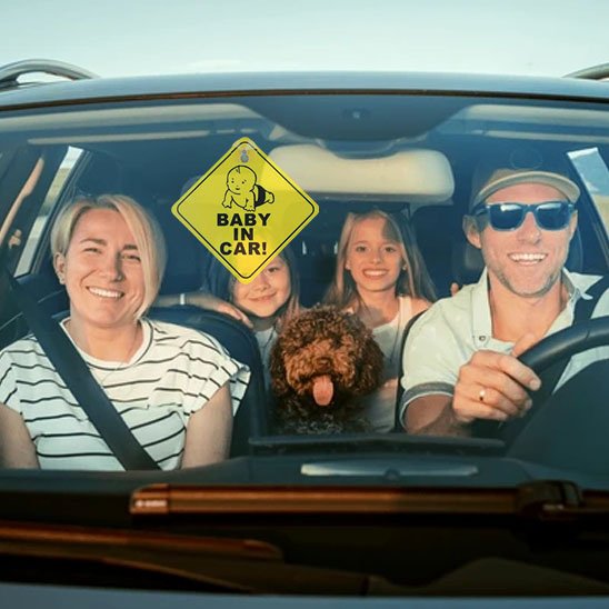 Famille-dans-auto-derrière-bébés-à-bord-sécurité-préventive