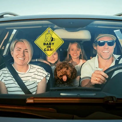 Famille-dans-auto-derrière-bébés-à-bord-sécurité-préventive