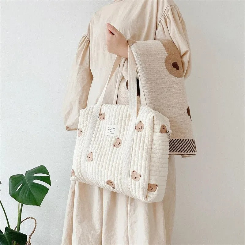 Femme-avec-sac-à-langer-esthétique-ourson