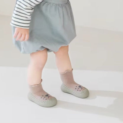 Fillette avec chaussure bebe souple hybride animalier brun