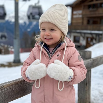 Fillette avec moufle bébé hiver polaire blanc