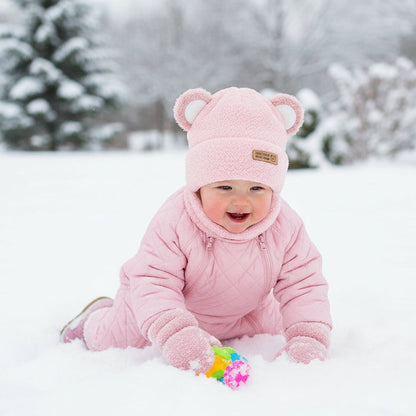 Fillette dans neige avec bonnet bébé ourson mini rose