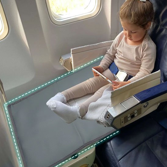 Fillette-en-avion-sur-lit-de-voyage-bébé-ultra-compact