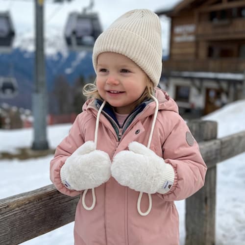 Fillette avec moufle bébé hiver polaire couleur blanc