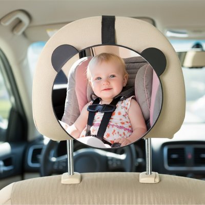 Fillette dans miroir voiture bébé panoramique