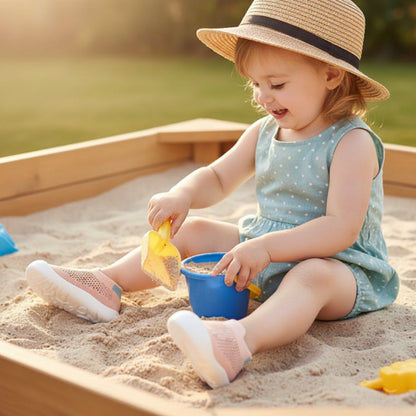 Fillette joue dans carré de sable avec chaussure bebe mesh respirant rose