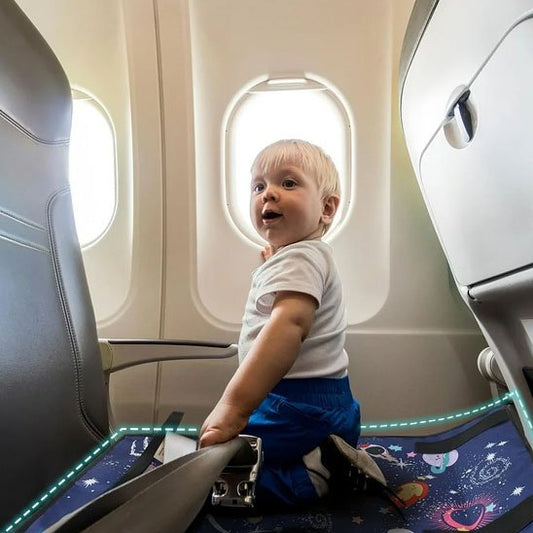 Garçon-en-avion-sur-lit-de-voyage-bébé-ultra-compact