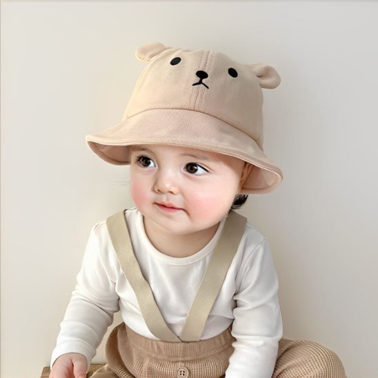Garçon calme avec bob bébé nounours