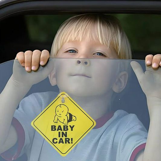 Garçon-derrière-fenêtre-de-bébés-à-bord-sécurité-préventive