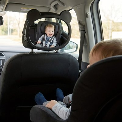 Garçon heureux dans miroir voiture bébé panoramique