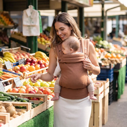 Kangourou porte bebe coloris viva dans un marché