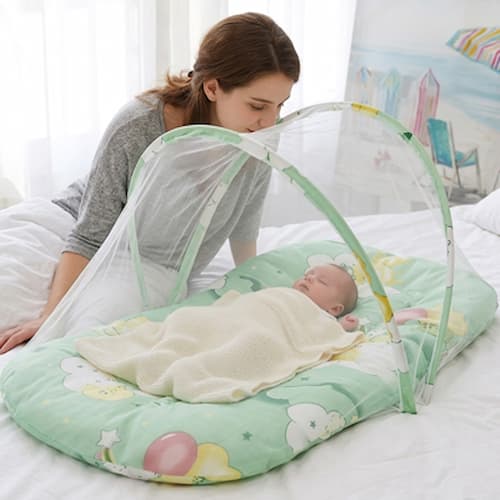 Lit moustiquaire bebe tranquillité mère dans chambre