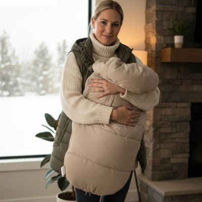 Maman-porte-dans-ses-bras-chancelière-bébé-cosy