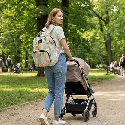 Maman marche avec sac a dos a langer bebe forêt viva