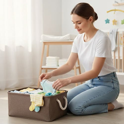 Maman range vêtements dans panier rangement bébé fibre naturel