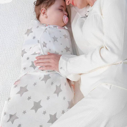 Mère-avec-enfant-qui-dort-dans-nid-d'ange-bébé-réconfortant