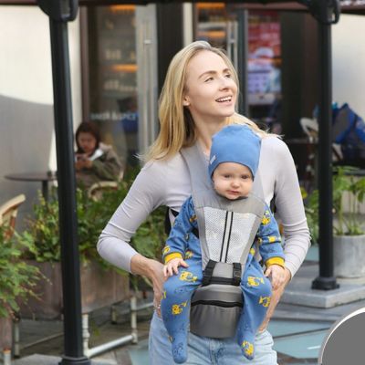 Mère-avec-enfant-dans-kangourou-porte-bebe-nomade-gris