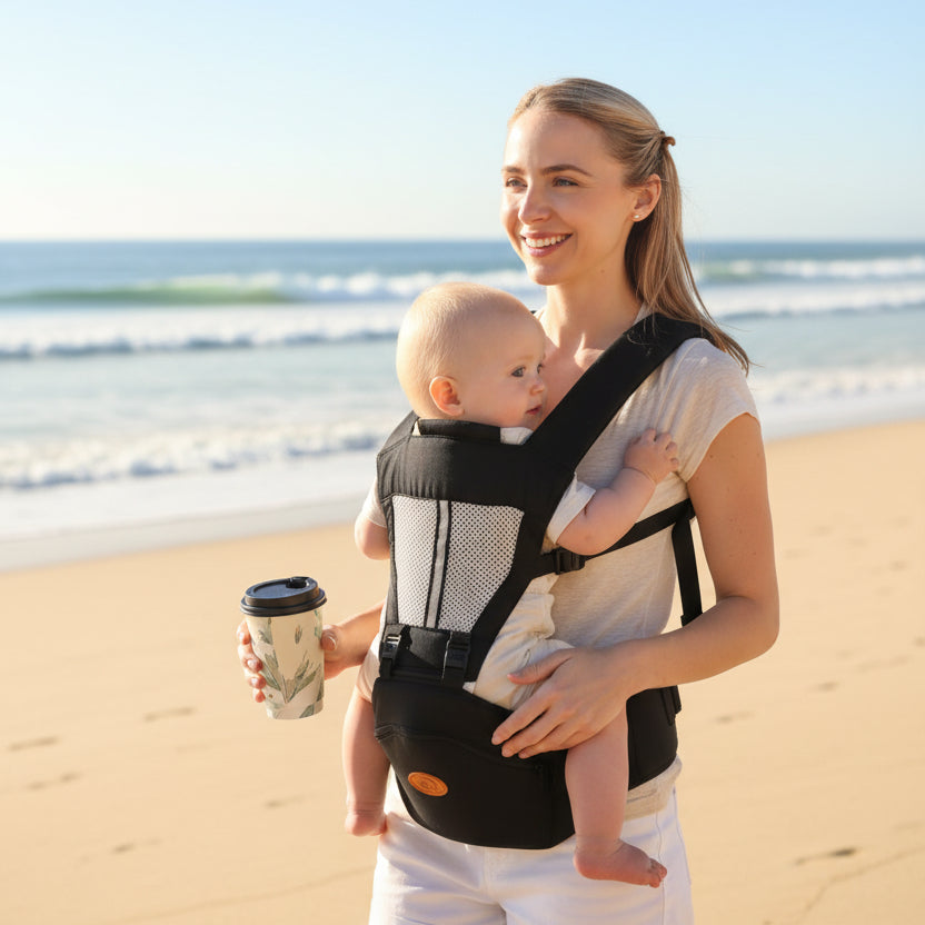 Mère avec enfant dans kangourou porte bebe nomade marchent sur plage