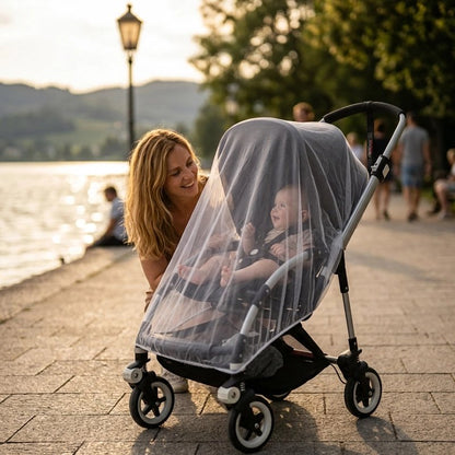 Mère avec moustiquaire poussette ample et souple blanche