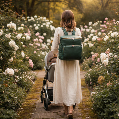 Mère dans jardin fleuri avec  sac a dos maman céleste
