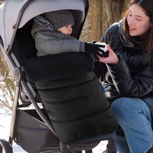 Mère-donne-boule-de-neige-à-bébé-dans-chancelière-poussette-universelle