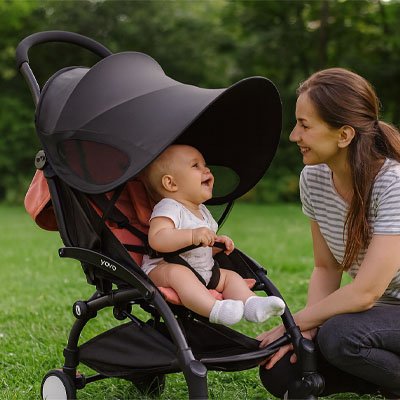 Mère-enfant-heureux-avec-pare-soleil-pour-poussette-ultraprotect