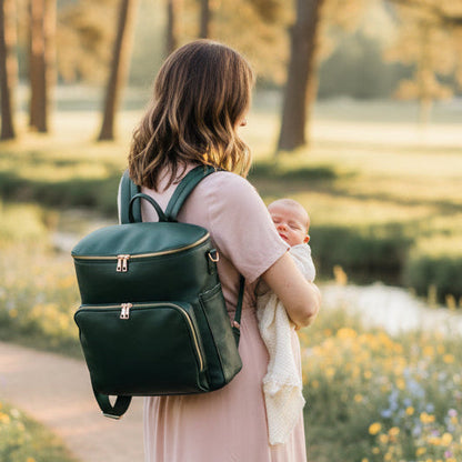 Mère et bébé dans jardin avec  sac a dos maman céleste