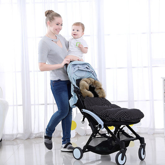 Mère-et-bébé-heureux-avec-chancelière-imperméable-protectrice