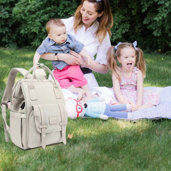 Mère et deux enfants avec sac à langer sac à dos polyvalent