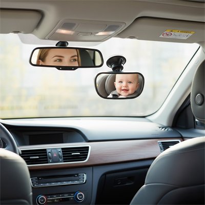 Mère et enfant dans miroir voiture pour bebe conduite sécurisée