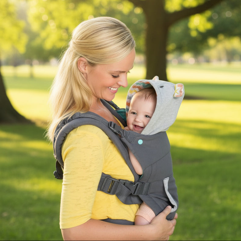 Mère et poupon au parc avec kangourou porte bebe bout de chou