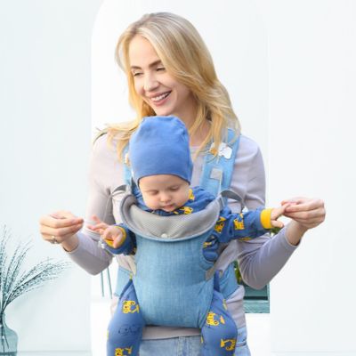 Mère heureuse avec porte bebe kangourou 3 positions