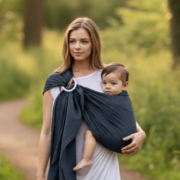 Mère marche dans forêt avec écharpe de portage bébé cocon