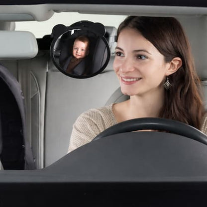 Mère observe poupon dans miroir voiture bébé panoramiqu