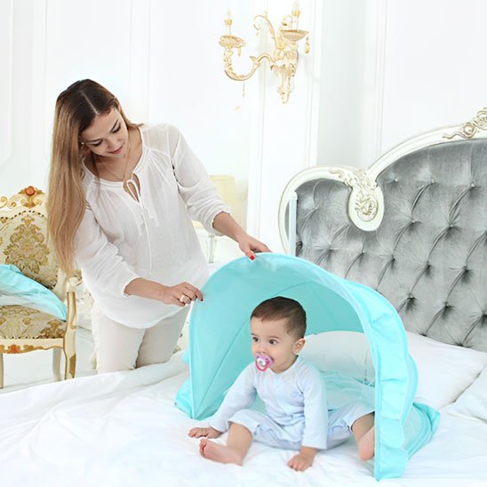 Mère ouvre moustiquaire lit bébé pop-up