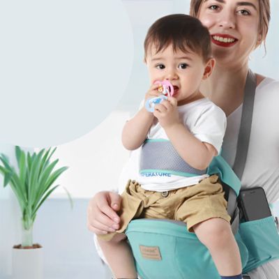 Mère-porte-enfant-dans-porte-bebe-convivial