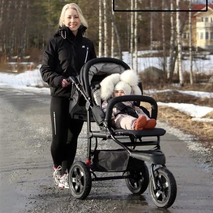 Mère-pousse-bébé-en-hiver-dans-poussette-3-roues-promenade