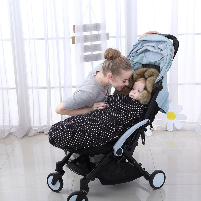 Mère-regarde-bébé-dans-chancelière-imperméable-protectrice