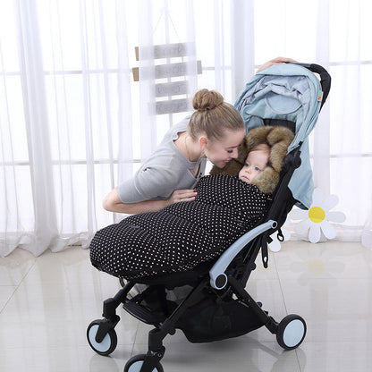 Mère-regarde-bébé-dans-chancelière-imperméable-protectrice