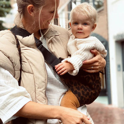 Mère-sourit-à-enfant-dans-écharpe-portage-léopard