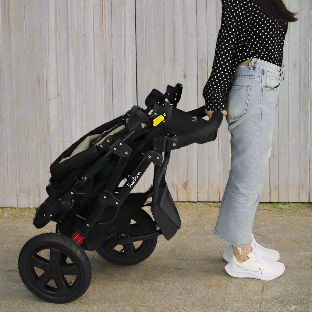Mère-tient-dans-son-dos-poussette-3-roues-promenade-pliable