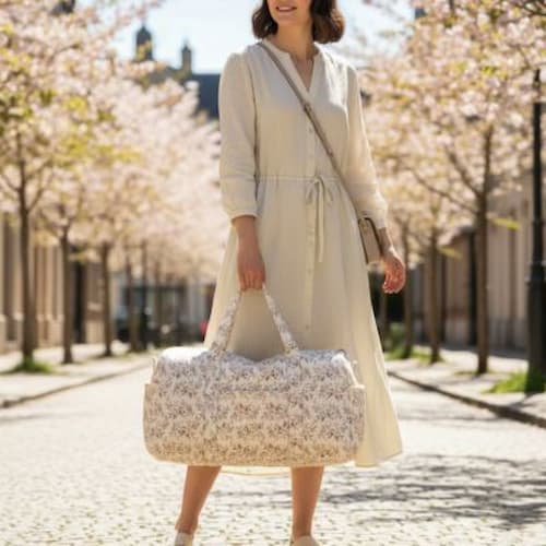 Mère transporte dans main sac a langer matelassé fleuri